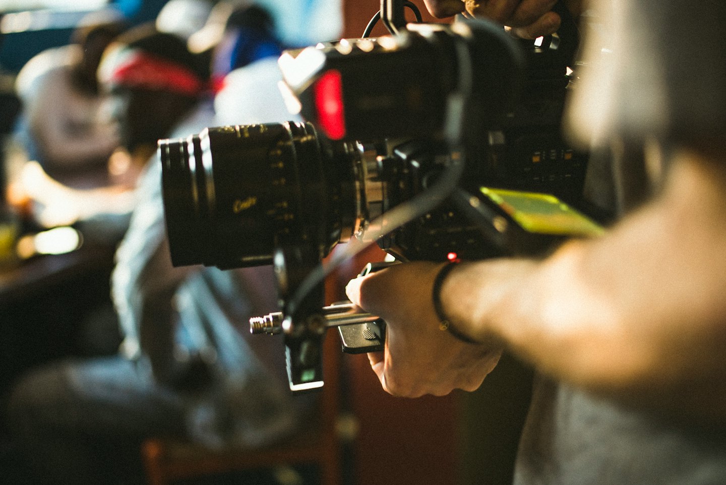 Un regista regola le impostazioni di una cinepresa professionale.