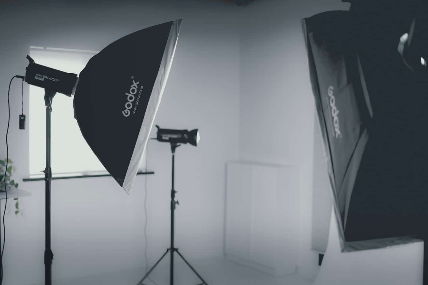 Studio fotografico con flash e softbox.