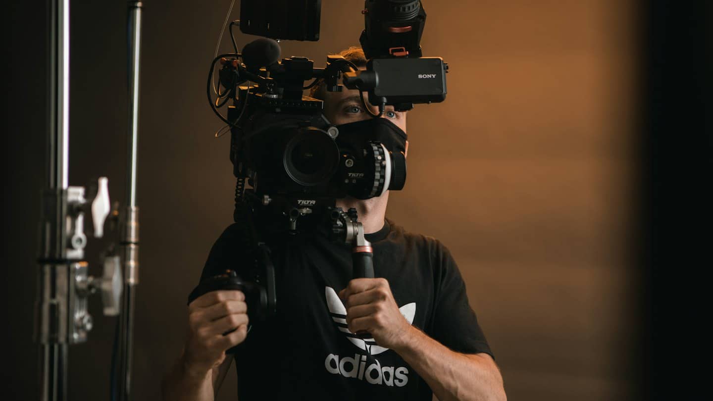 Operatore video che usa una cinepresa con monitor.