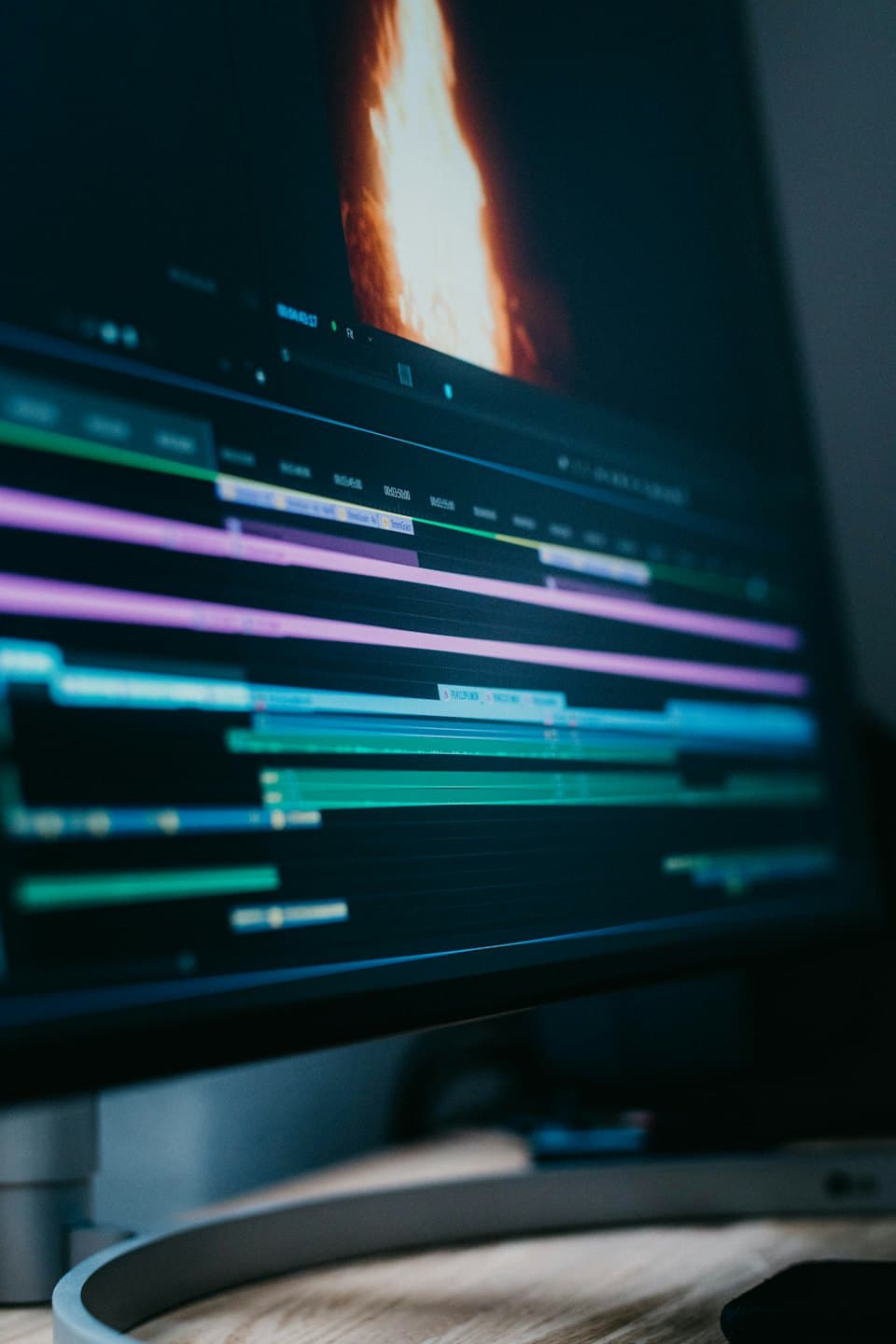 Schermo di un computer che mostra la timeline di un software di video editing.
