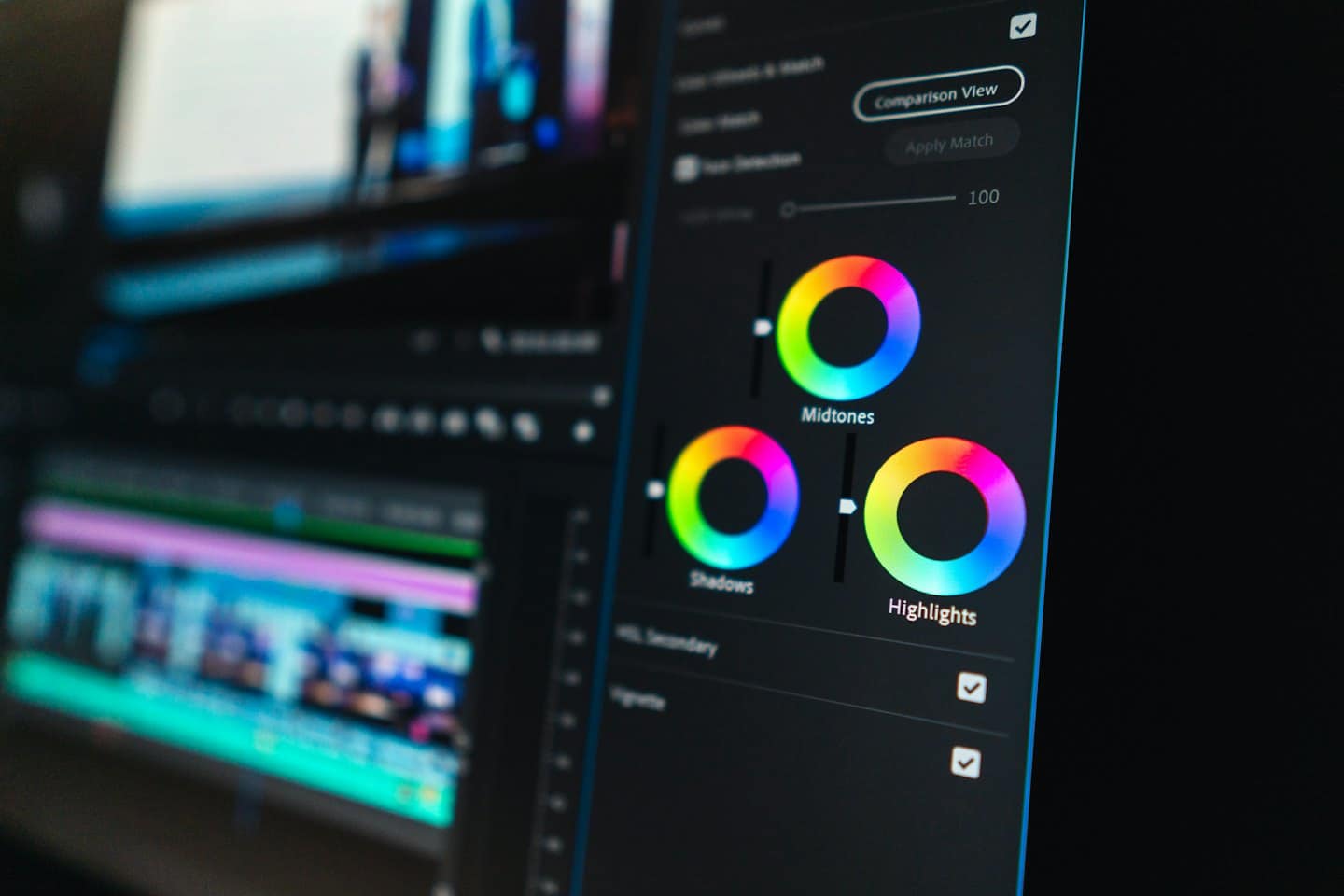 Monitor del computer che mostra strumenti di color grading nel software di editing video.