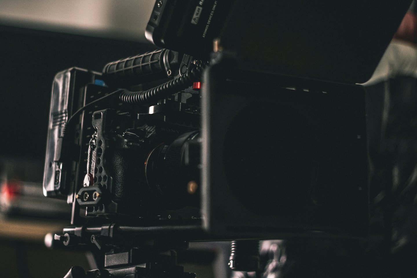 Attrezzatura per videocamera professionale su un treppiede in uno studio.