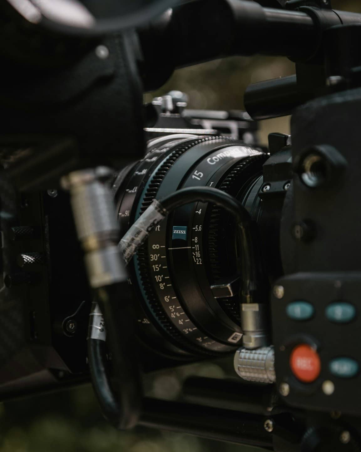 Obiettivo di una cinepresa professionale con impostazioni e cavi intricati.